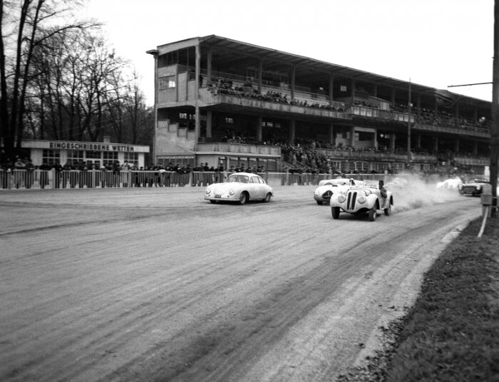 Foto Autorennen Sportwagen der 2000ccm-Klasse nach dem Start auf der Rennbahn Krieau. Blick gegen Tribüne, 1952 Bildachiv Nationalbibliothek