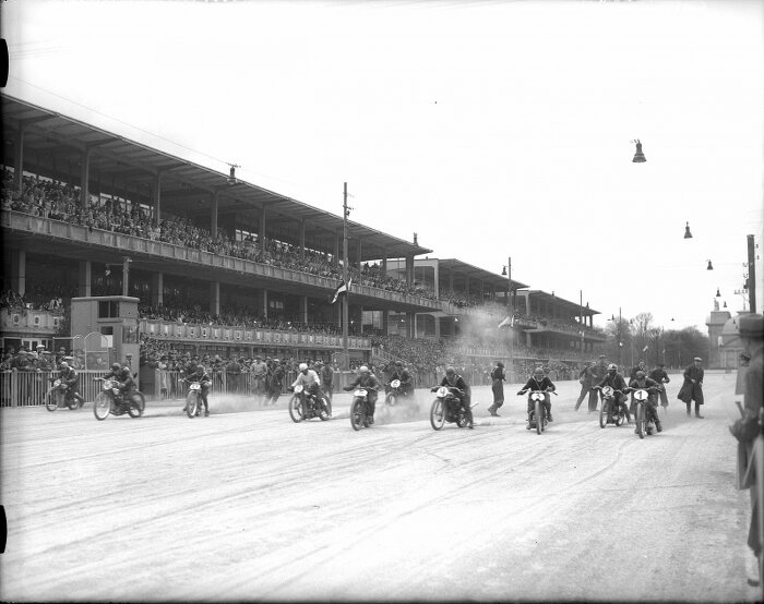 Foto Blick auf die Tribünen während eines Motorradrennens, 1937 Bildachiv Nationalbibliothek